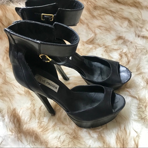 Steve Madden Shoes - Steve Madden buckle heels🧡